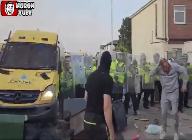 Video :Bricks hurled by his own camp demolish a rioter